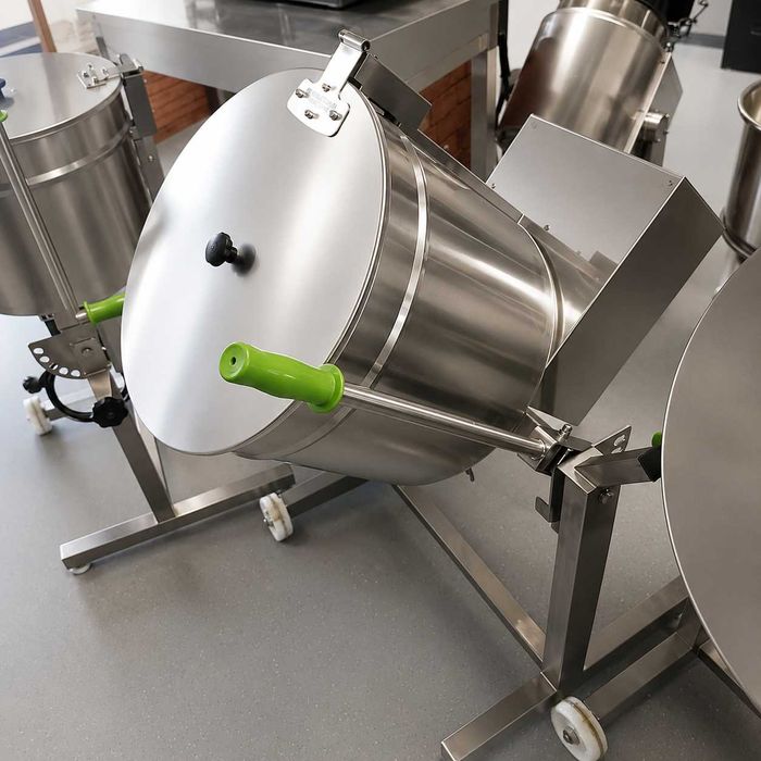 Malaxor vertical pentru carne, aluat, condimente, fainuri, premixuri , pulberi , ceaiuri - omogenizator 120 litri