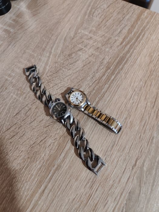 Продавам два часовника