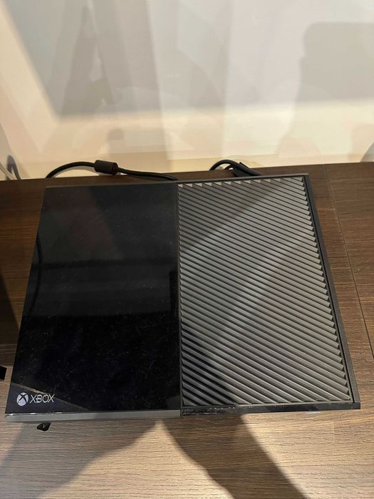 Vând Xbox One 1TB + 1 manetă + Kinect + casti + jocuri