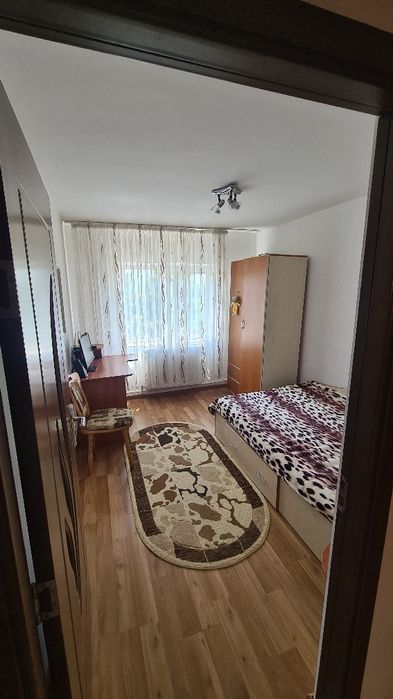 Vând apartament 3 camere Roman