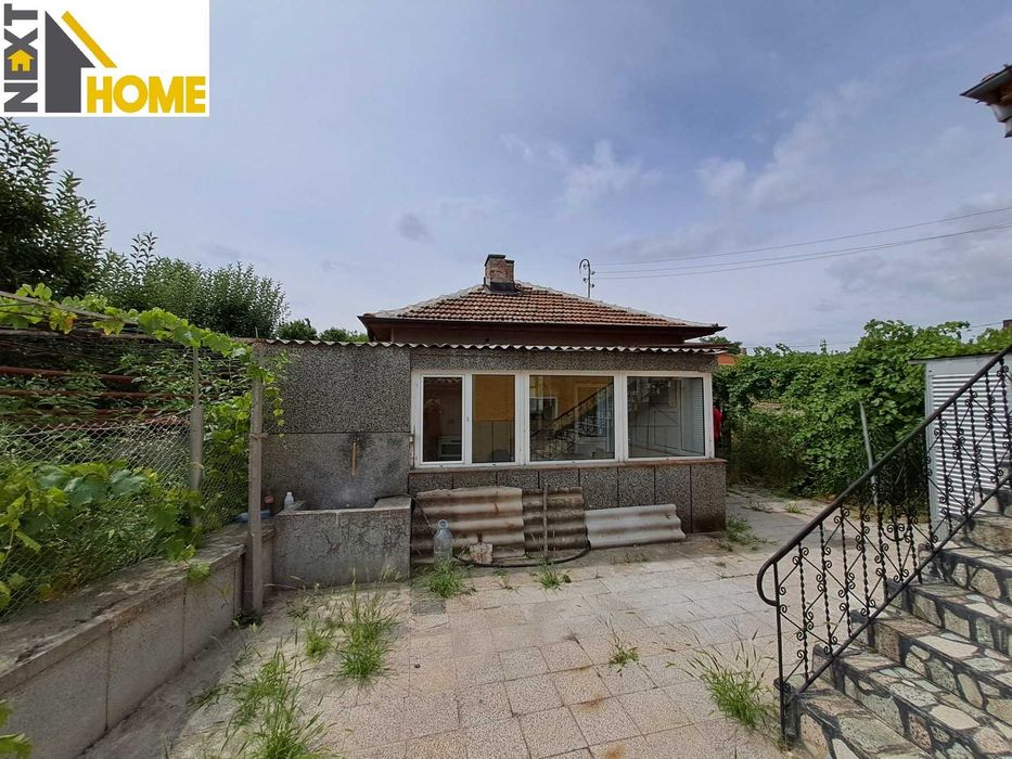 Две къщи с гараж и стопанска постройка