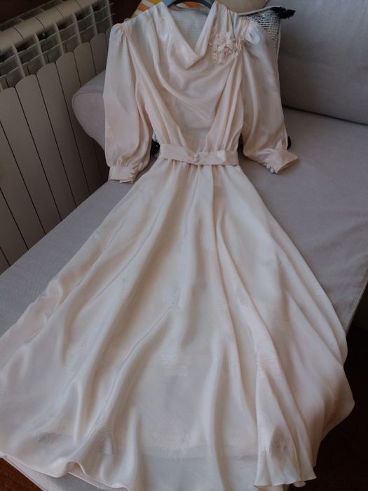 Продавам копринена рокля