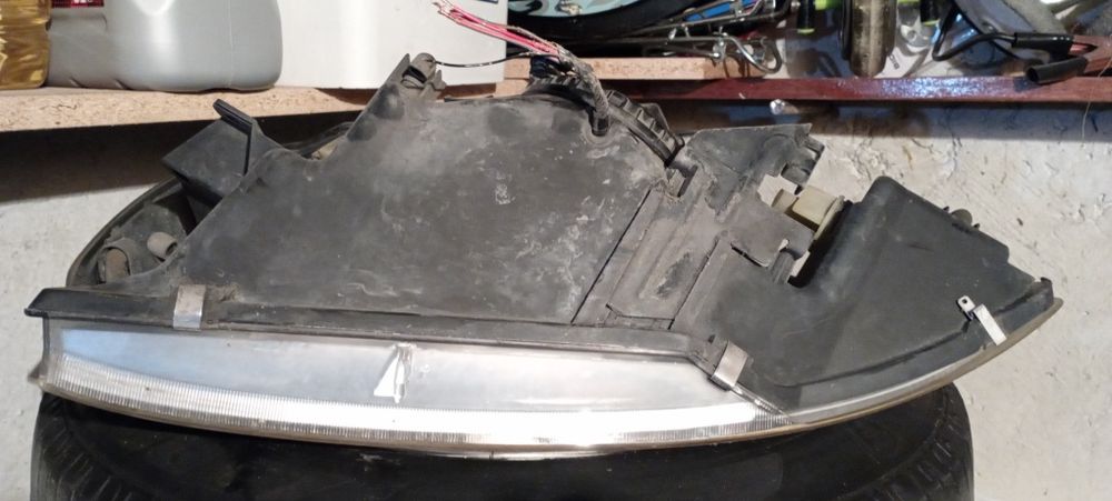 Десен фар за Мицубиши Каризма