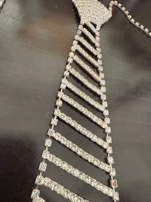 Елегантна блестяща вратовръзка