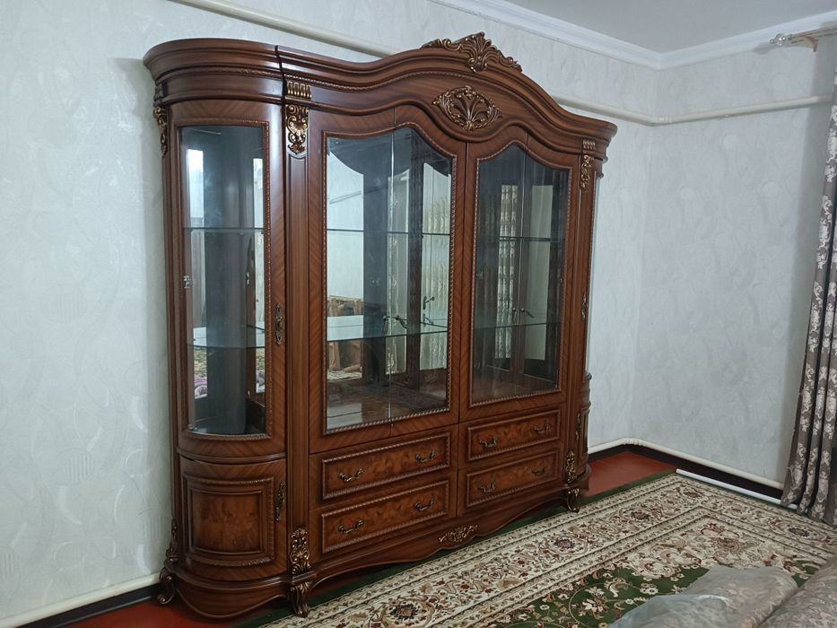 Сервант из дорогой древесины