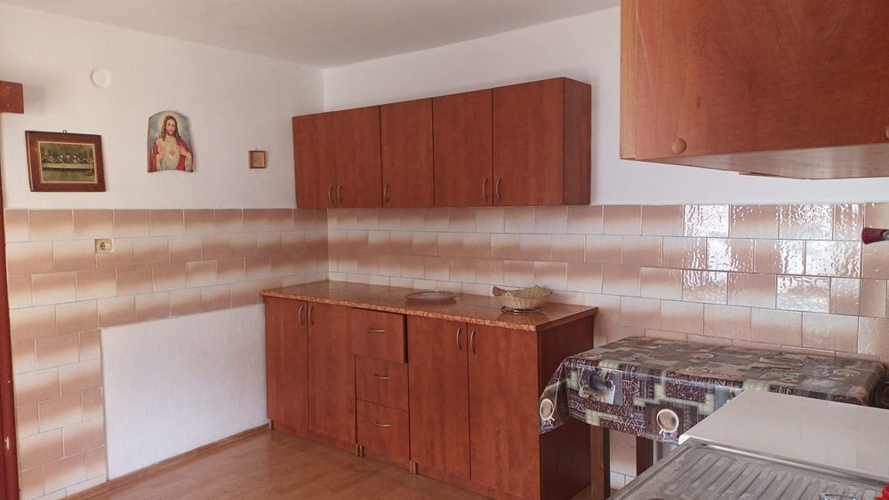 Închiriez casa in centrul Beiușului