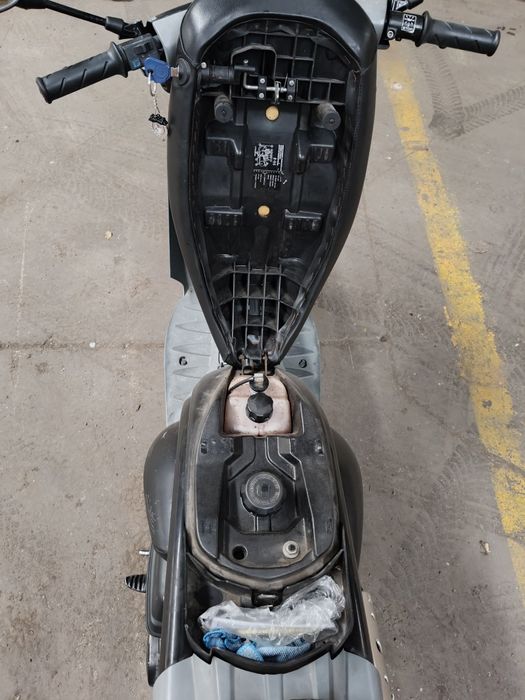 Scuter Peugeot fara permis, limitat 25hm/h