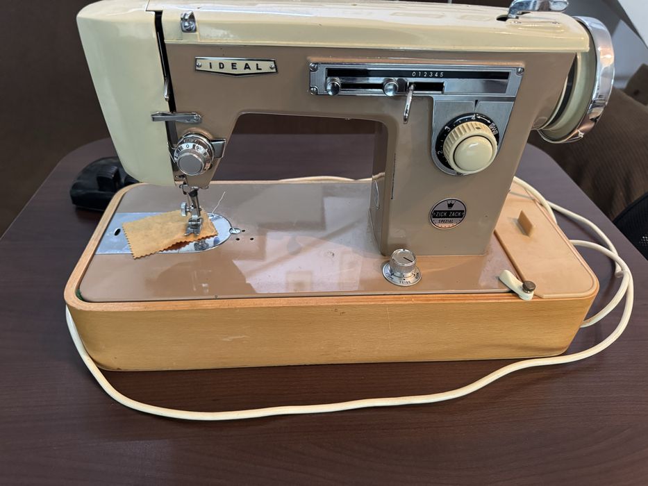 Masina de cusut electrica IDEAL Zick Zack Spezial vintage germană