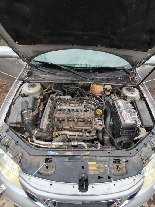 VÂND saab 2004  sau pentru dezmembrat