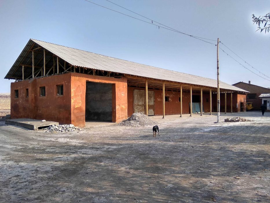 Нотурар бино сотилади! Ёнида темир йўл (ветка) мавжуд.