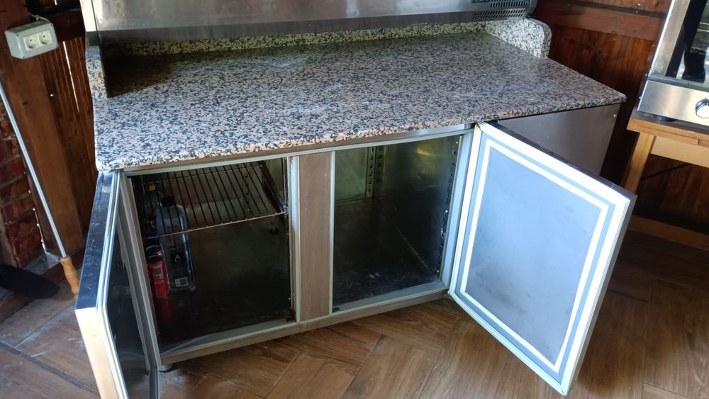 Masă rece și vitrină ingrediente rece pizzerie