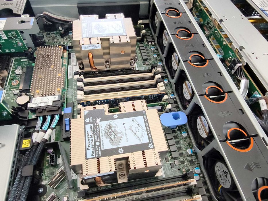 Сървър Lenovo ThinkSystem SR650 12LFF 2*Xeon Gold 6230 64GB 930-16i