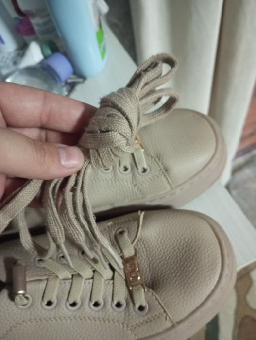 Продам кожаные кроссовки