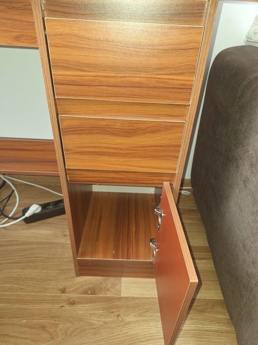 Vand birou in stare buna.