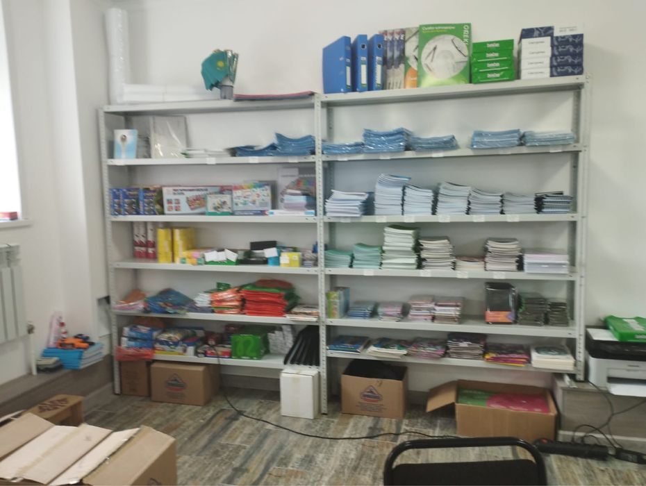 Стеллажи, витрины и стол