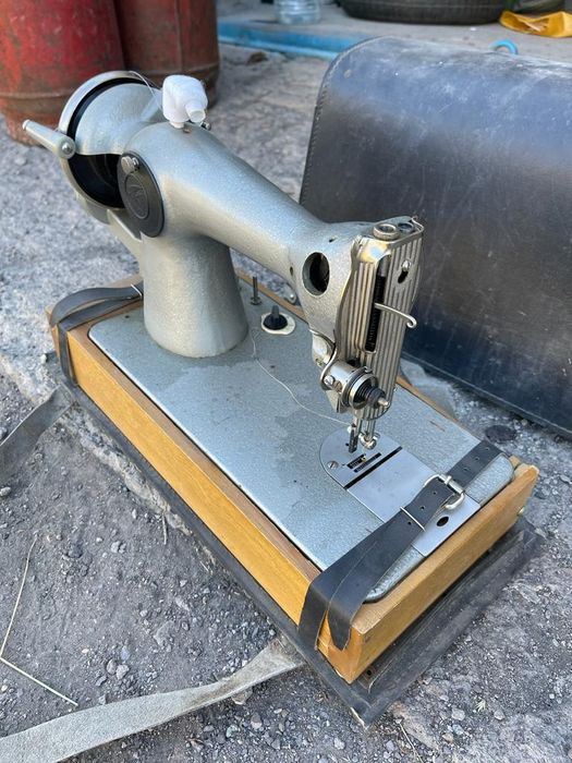 Швейная машинка Чайка