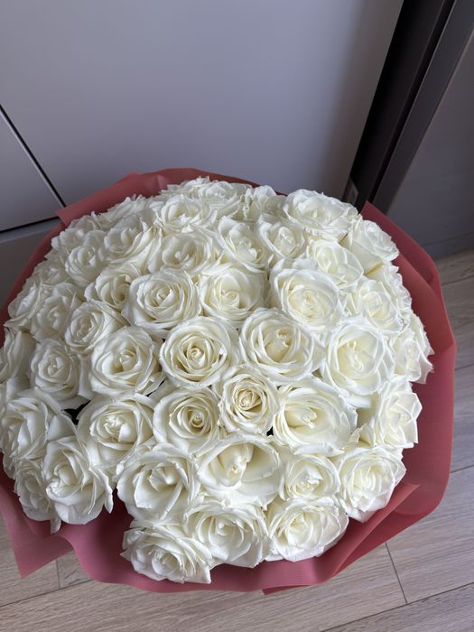 Розы белые 25000