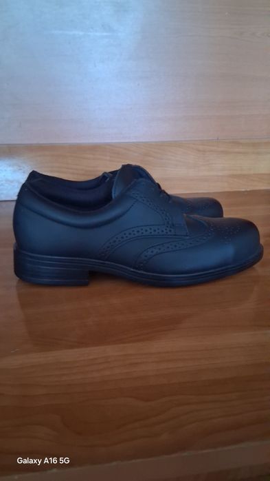 Vand pantofi Manager cu bombeu de fier  noi  Marimea 39 .Preț 150 lei