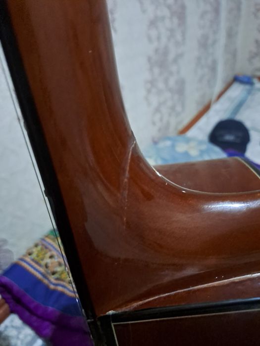 Гитара сатылады сынған жері бар