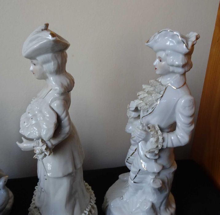Много големи порцеланови фигури във Викториянски стил, с дантела.