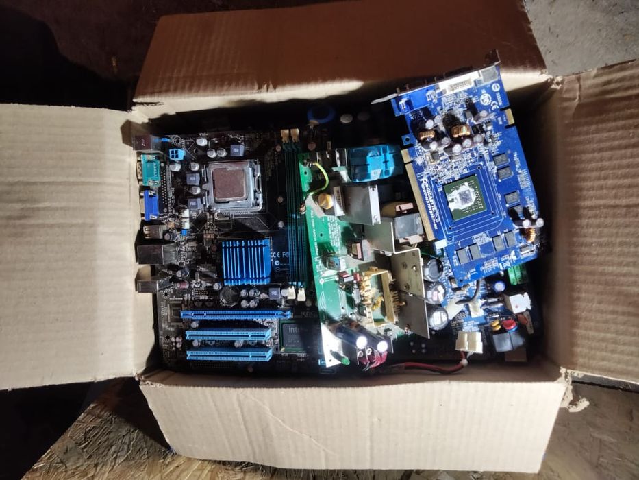 Компьютерные запчасти после разборки