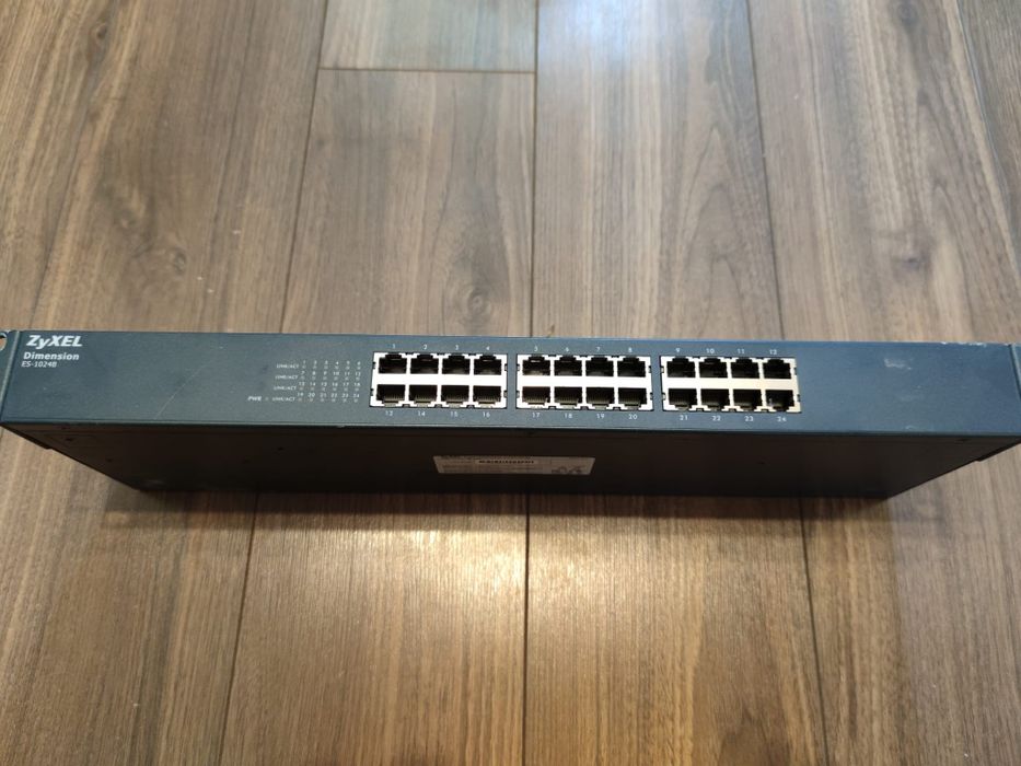 SWITCH 24 Porturi, Zyxel Gigabyte es-1024B, Cisco linksys SRW2024