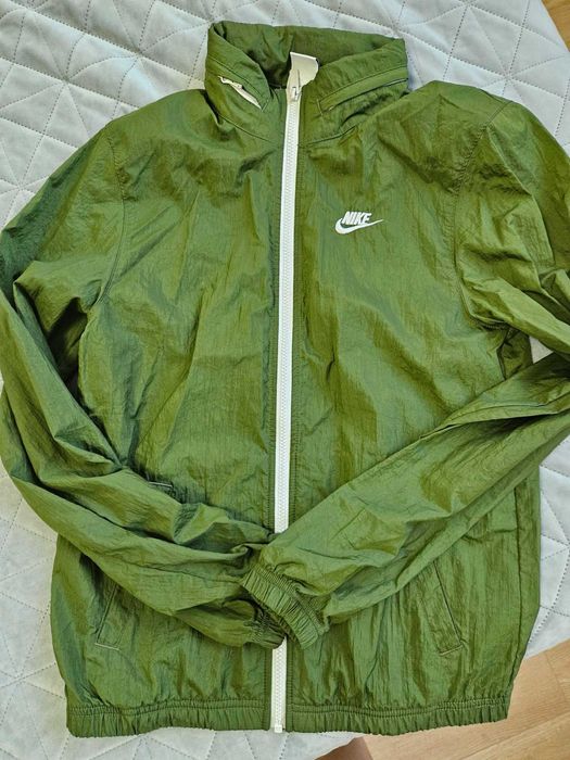 Оригинална ветровка NIKE в готин цвят