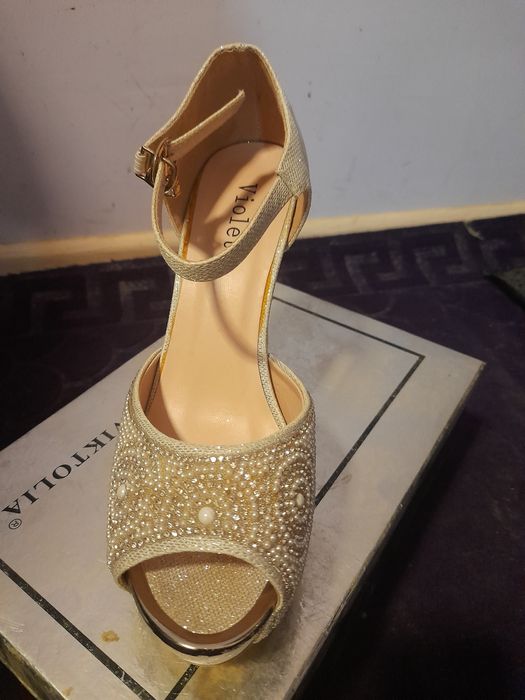 Ayollar tuflisi sotiladi