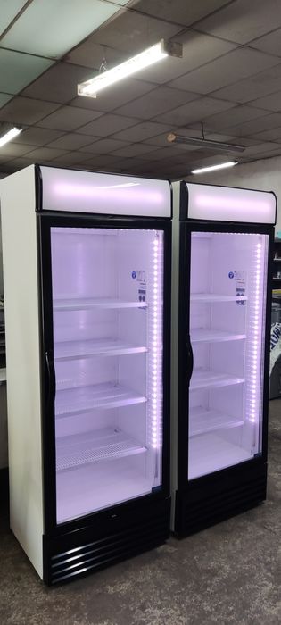 Вертикална хладилна витрина