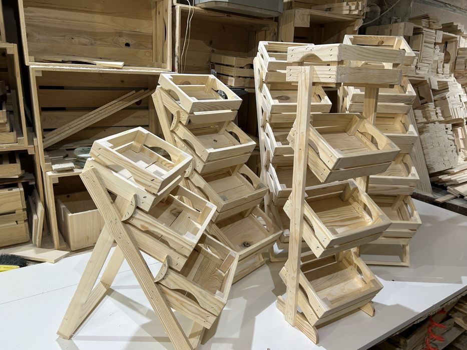 Мини стъпаловидни дървени стелажи с мини щайги