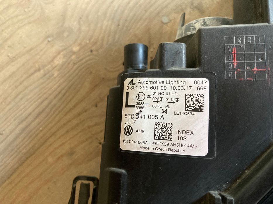 Ляв фар за Vw Touran 15-20.