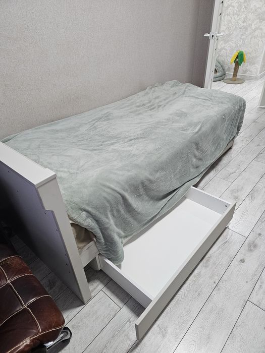 Кровать с матрасом