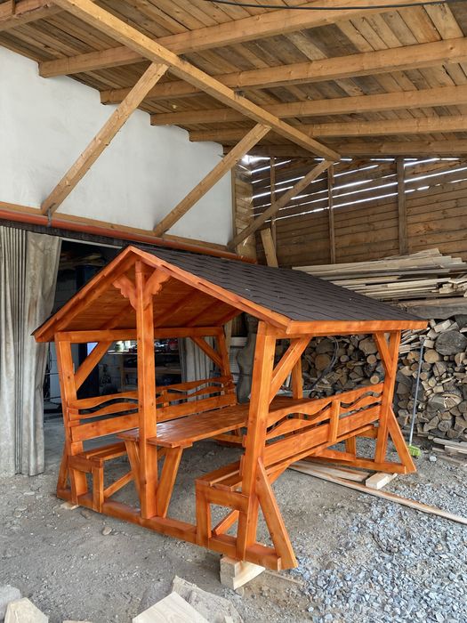 Foisor de gradina din lemn cu masa si banci