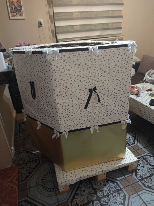 Голяма кутия от която излиза човек