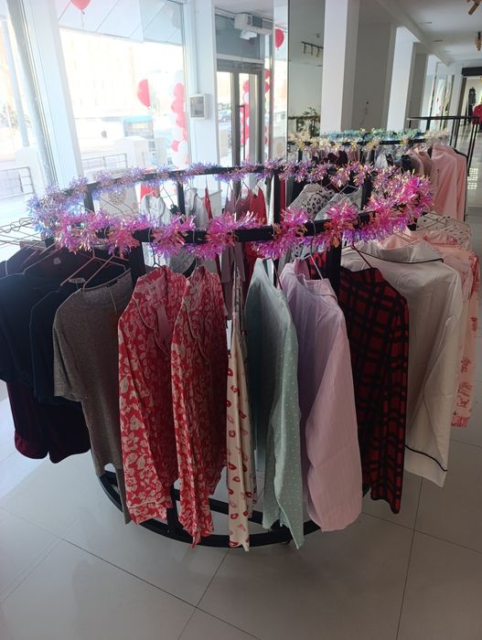 Продаются торговые витрины оборудование. Для магазинов одежды