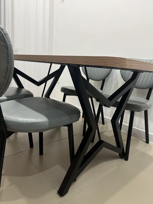 Стол с стульями.