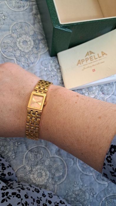 Продам женские часы наручные