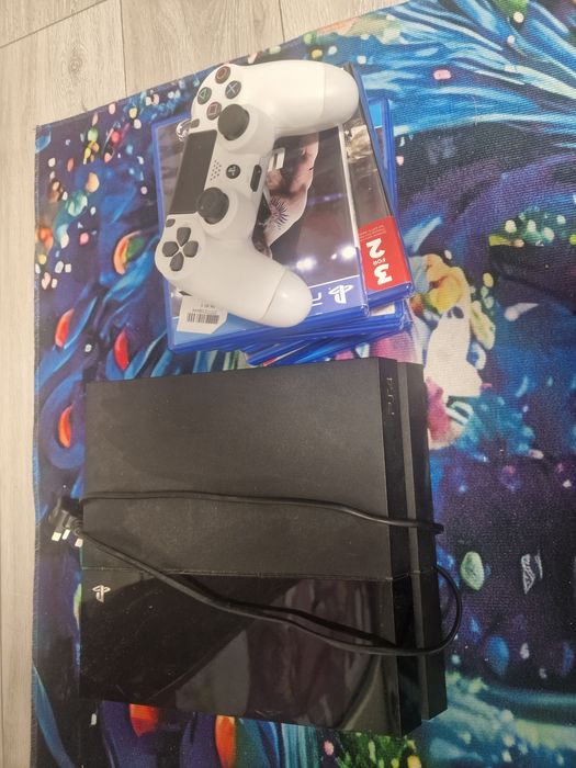Vand ps4 cu 11 jocuri si o maneta