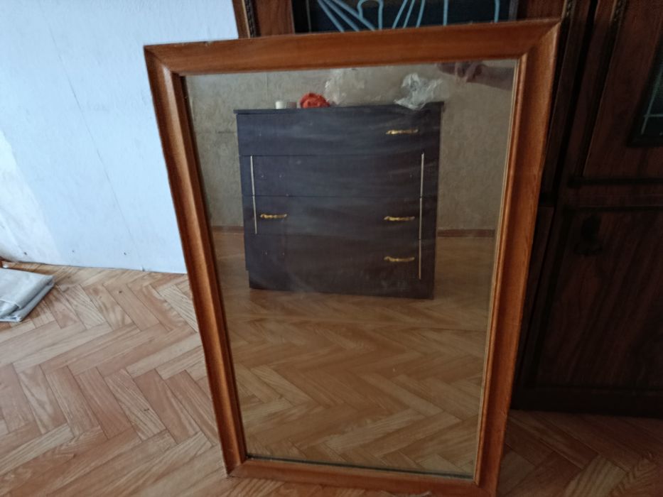 Зеркало в деревянной раме