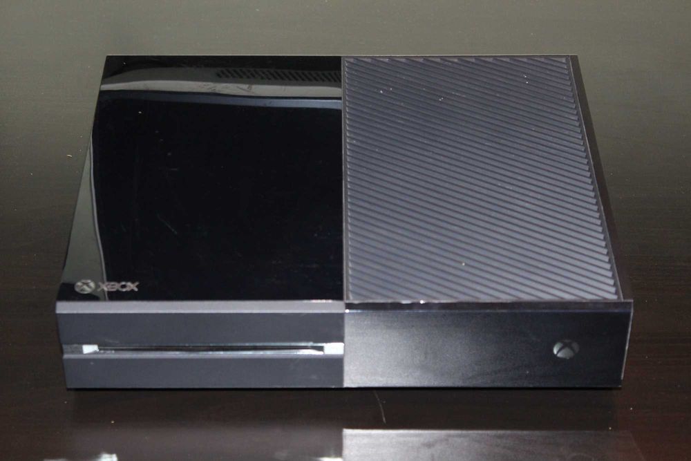 Xbox One + Kinect – 19 jocuri – 3 controllere - Volan Ferrari 458