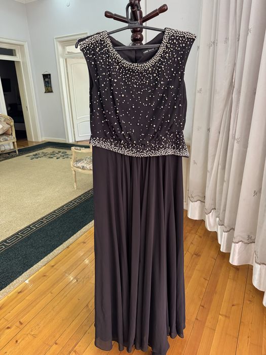 Продам вечернее платье,надевали два раза. Размер 44, как новое.