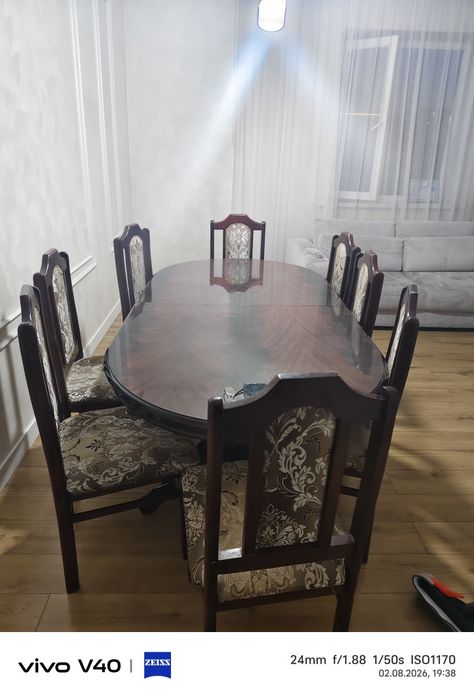 Продаем стол со стульями.