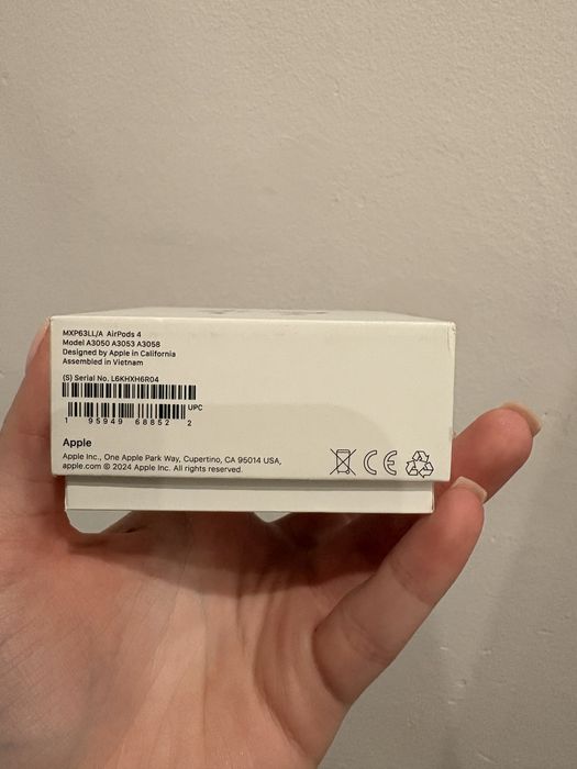 Слушалки AirPods 4