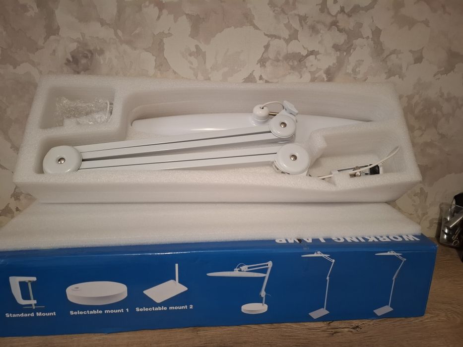 Настолна лампа бяла