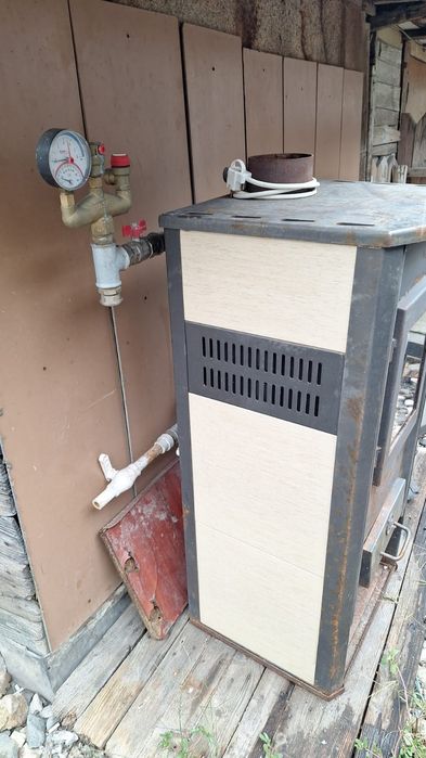 Centrala pe lemne plus vas de expansiune + un boiler de 80 l.