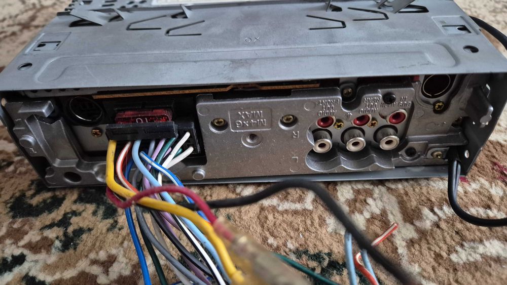 продам магнитолу sony cdx ca900