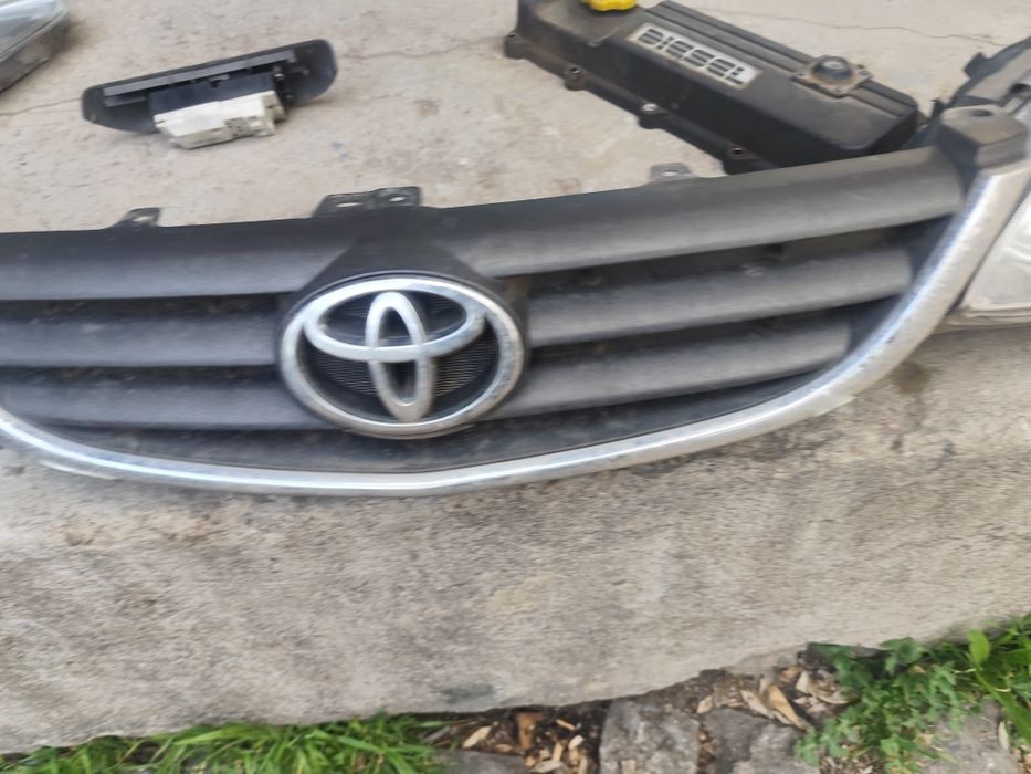 Решетка  предна за toyota avensis 2001 и нагоре