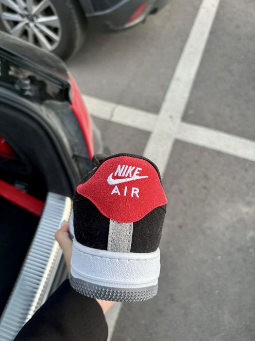 Adidasi nike noi