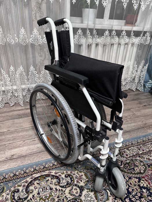 Продам новую инвалидную коляску