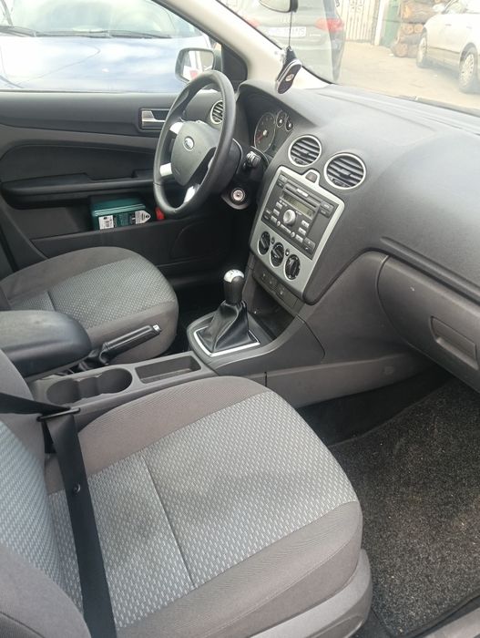 Vând Ford focus 1 8 benzina